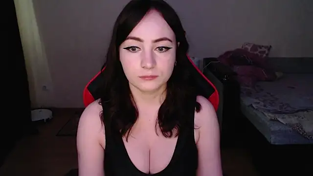 Snapshot of Laralianna chatting on 11.27.25 Laralianna online show from 11.27.25