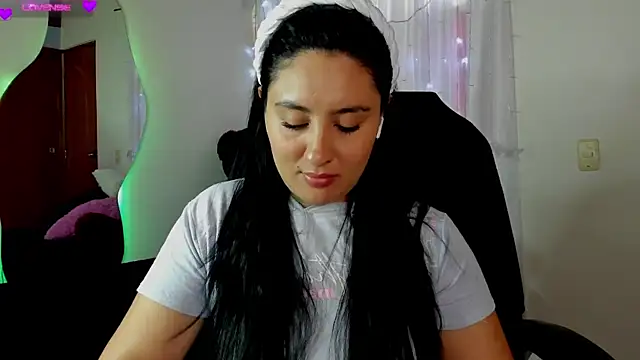 Snapshot of AnushaKumari chatting on 12.29.24 AnushaKumari online show from 12.29.24