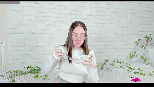 LinaKenny online show from 11.10.25