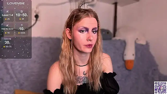 Snapshot of Chanel_Gill chatting on 10.26.25 Chanel Gill online show from 10.26.25