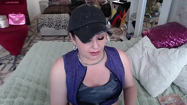 Snapshot of Myrnasexxx chatting on 04.22.26 Myrnasexxx online show from 04.22.26