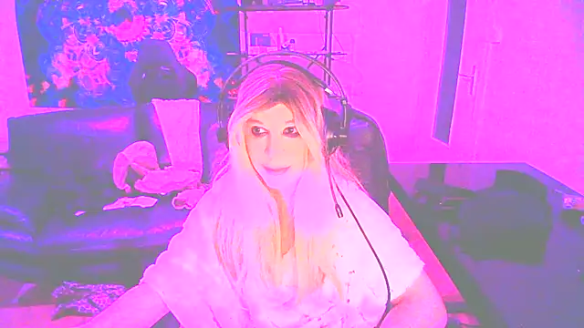 Snapshot of LatruieSow chatting on 12.27.24 LatruieSow online show from 12.27.24