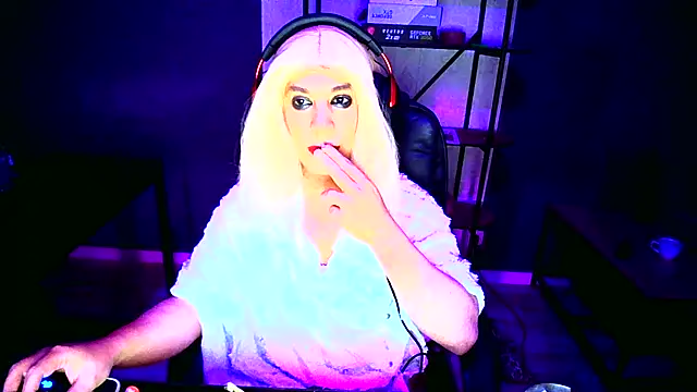 Snapshot of LatruieSow chatting on 11.14.25 LatruieSow online show from 11.14.25