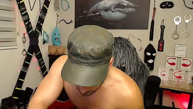 Snapshot of bayronfit chatting on 02.25.25 bayronfit online show from 02.25.25