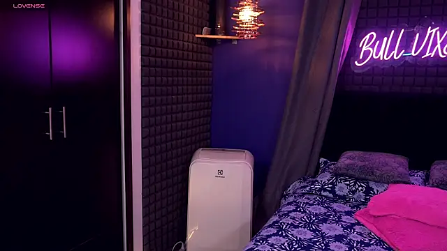 bull vixen2001 online show from 12.20.25