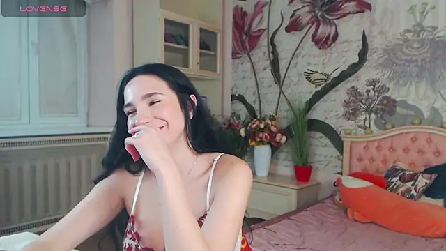 Snapshot of AliciaBow chatting on 12.17.24 AliciaBow online show from 12.17.24