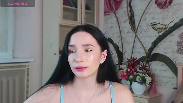 Snapshot of AliciaBow chatting on 02.02.25 AliciaBow online show from 02.02.25