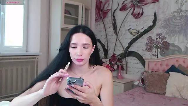Snapshot of AliciaBow chatting on 09.08.25 AliciaBow online show from 09.08.25