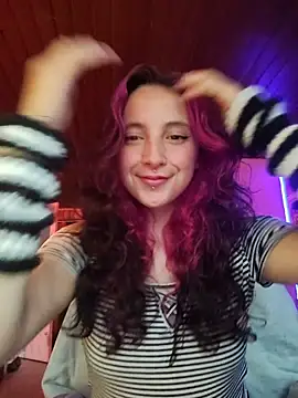 Snapshot of _Laary chatting on 10.28.25 Laary online show from 10.28.25