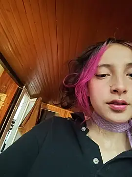 Snapshot of _Laary chatting on 11.18.25 Laary online show from 11.18.25