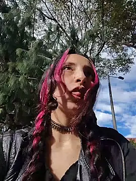 Snapshot of _Laary chatting on 11.25.25 Laary online show from 11.25.25