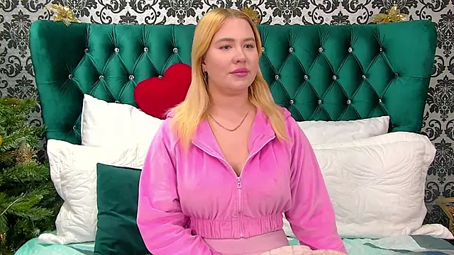 Snapshot of LunaHouston chatting on 12.14.25 LunaHouston online show from 12.14.25