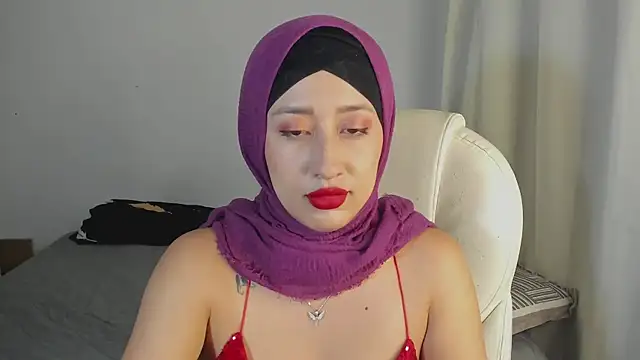 Snapshot of adila_anich chatting on 03.18.25 adila anich online show from 03.18.25