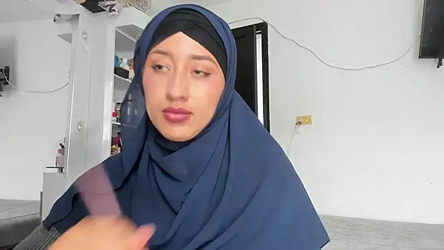 Snapshot of adila_anich chatting on 09.18.25 adila anich online show from 09.18.25