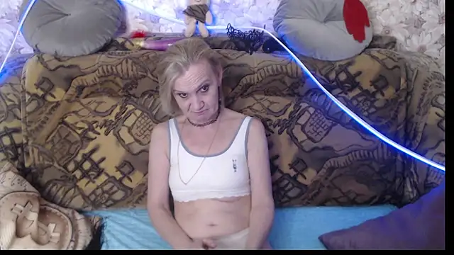 Snapshot of MissBekker chatting on 12.17.24 MissBekker online show from 12.17.24