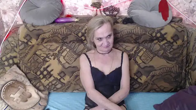 Snapshot of MissBekker chatting on 12.20.24 MissBekker online show from 12.20.24