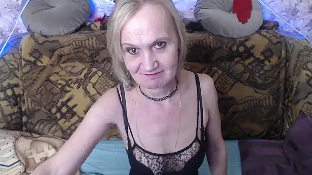 Snapshot of MissBekker chatting on 01.08.25 MissBekker online show from 01.08.25