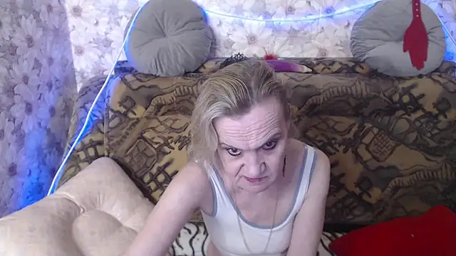 Snapshot of MissBekker chatting on 03.18.25 MissBekker online show from 03.18.25