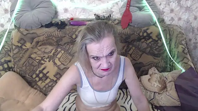 Snapshot of MissBekker chatting on 11.05.25 MissBekker online show from 11.05.25