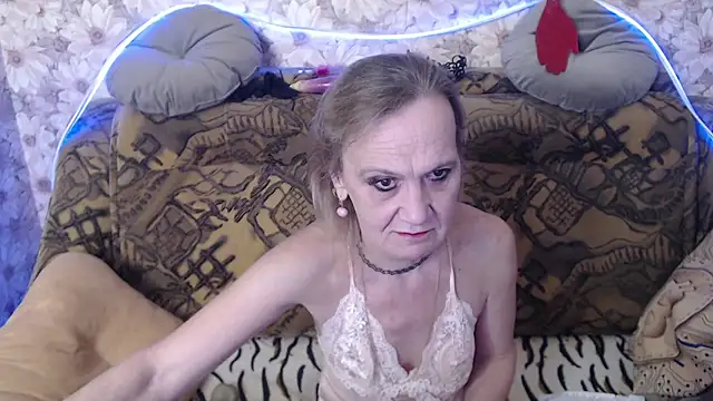 Snapshot of MissBekker chatting on 11.17.25 MissBekker online show from 11.17.25