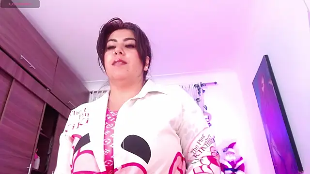 Snapshot of gatuwildhott chatting on 12.27.24 gatuwildhott online show from 12.27.24