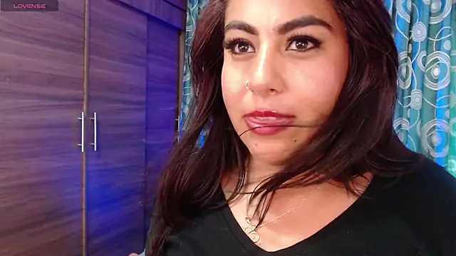 Snapshot of gatuwildhott chatting on 01.12.25 gatuwildhott online show from 01.12.25