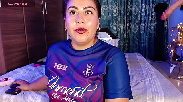 Snapshot of gatuwildhott chatting on 09.18.25 gatuwildhott online show from 09.18.25