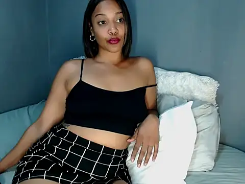 Snapshot of _MoniqueLovay_ chatting on 10.12.25 MoniqueLovay online show from 10.12.25