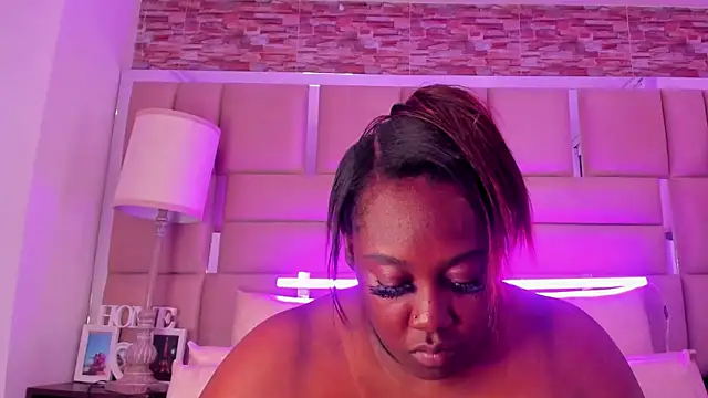 ShaniaBrownn online show from 10.22.25