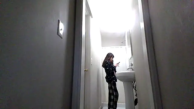 Snapshot of petitedoll29 chatting on 11.18.25 petitedoll29 online show from 11.18.25