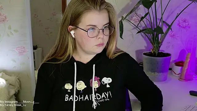 Snapshot of sinnamon_ chatting on 09.28.25 sinnamon online show from 09.28.25