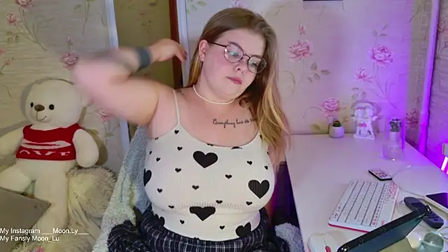 Snapshot of sinnamon_ chatting on 10.13.25 sinnamon online show from 10.13.25