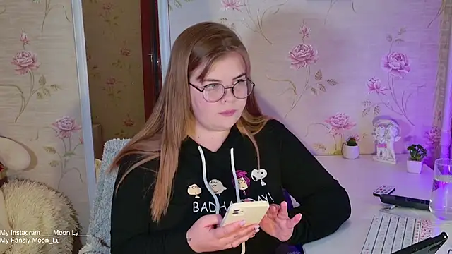 Snapshot of sinnamon_ chatting on 10.19.25 sinnamon online show from 10.19.25