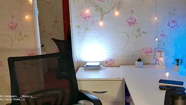 Snapshot of sinnamon_ chatting on 11.05.25 sinnamon online show from 11.05.25