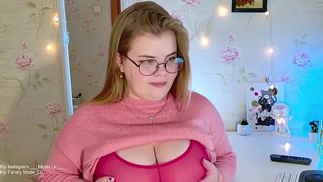 Snapshot of sinnamon_ chatting on 11.07.25 sinnamon online show from 11.07.25