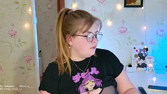 Snapshot of sinnamon_ chatting on 11.08.25 sinnamon online show from 11.08.25