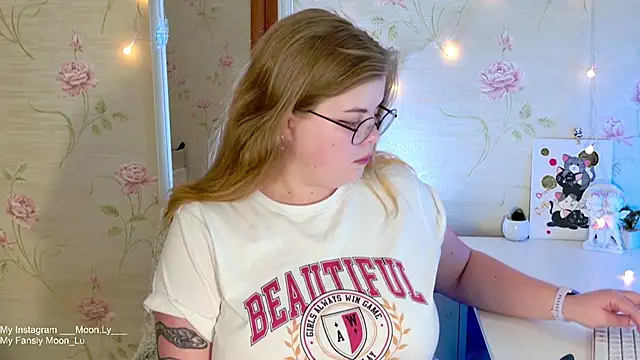 Snapshot of sinnamon_ chatting on 11.22.25 sinnamon online show from 11.22.25