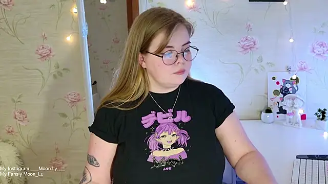 Snapshot of sinnamon_ chatting on 12.05.25 sinnamon online show from 12.05.25