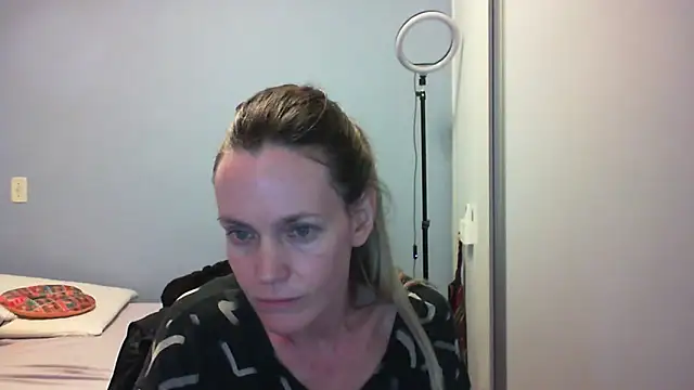 Annylove1 online show from 10.31.25