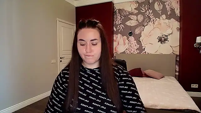 Roxie Bradley online show from 10.06.25