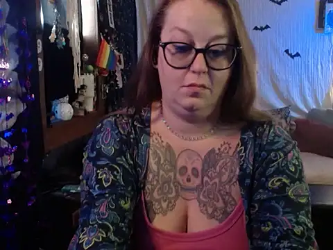 Snapshot of edgexchaos chatting on 10.28.25 edgexchaos online show from 10.28.25