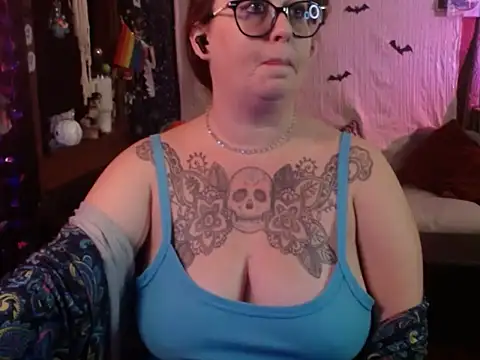 Snapshot of edgexchaos chatting on 10.30.25 edgexchaos online show from 10.30.25