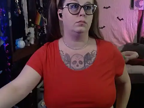 Snapshot of edgexchaos chatting on 10.31.25 edgexchaos online show from 10.31.25