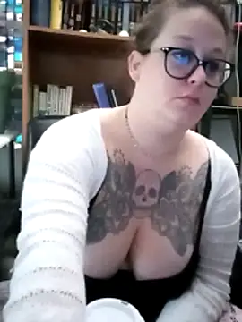 Snapshot of edgexchaos chatting on 11.15.25 edgexchaos online show from 11.15.25