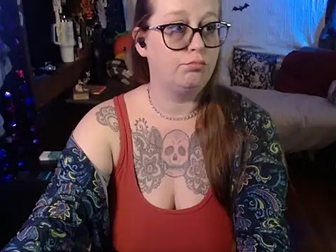 Snapshot of edgexchaos chatting on 11.18.25 edgexchaos online show from 11.18.25