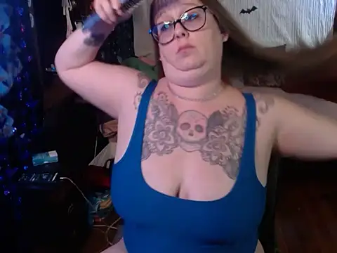 Snapshot of edgexchaos chatting on 11.24.25 edgexchaos online show from 11.24.25