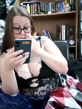 Snapshot of edgexchaos chatting on 11.30.25 edgexchaos online show from 11.30.25