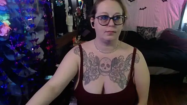 Snapshot of edgexchaos chatting on 12.05.25 edgexchaos online show from 12.05.25