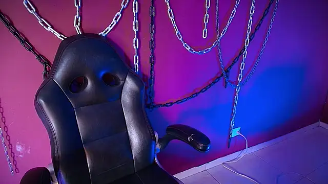 Laura takint online show from 12.31.24