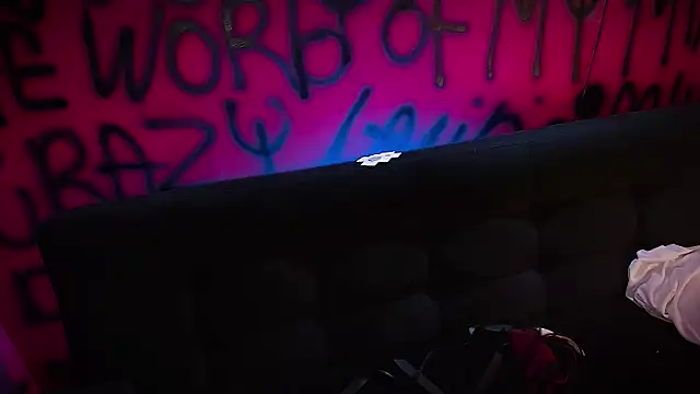 Laura takint online show from 02.04.25